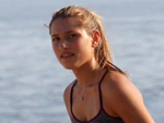 Sasha faz cara feia e se esconde ao ser fotografada